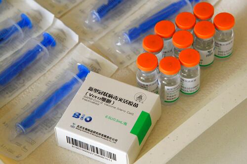 Estudio cuestiona protección de vacuna china de Sinopharm en adultos mayores