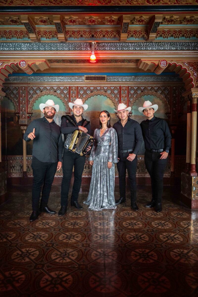 Territorio Grupero: Julieta Venegas le da un giro a su éxito ‘Andar Conmigo’ de la mano del grupo Marca Registrada por Tere Aguilera