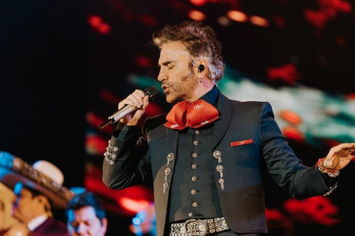 Alejandro “El Potrillo” Fernández enciende las alarmas por “extraño” color en su lengua