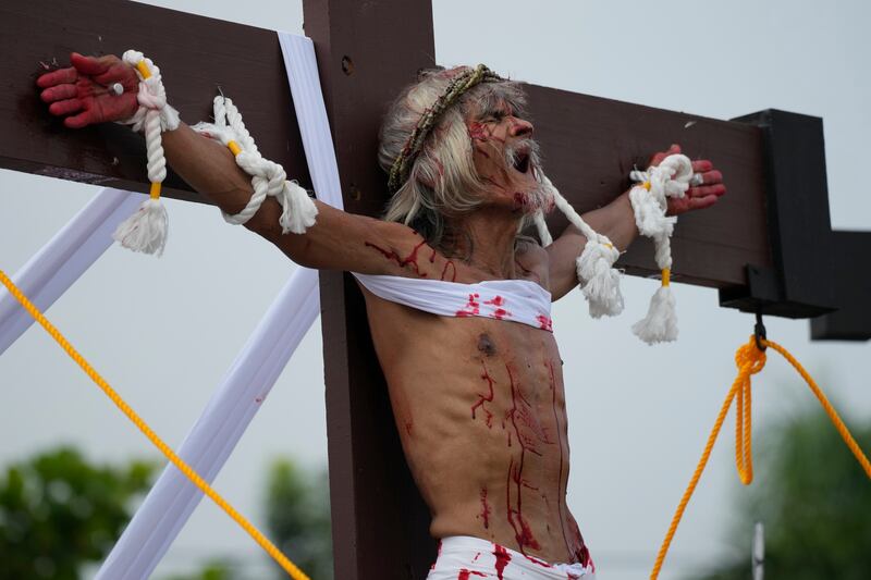 Wilfredo Salvador hace una mueca después de ser clavado en la cruz durante una recreación de los sufrimientos de Jesucristo como parte de los rituales del Viernes Santo el 7 de abril de 2023 en el pueblo de San Pedro, Cutud, provincia de Pampanga, al norte de Filipinas. Las crucifixiones de la vida real, una sangrienta tradición del Viernes Santo que es rechazada por la iglesia católica, se reanudan en este pueblo agrícola después de una pausa de tres años debido a la pandemia de coronavirus. (AP Photo/Aaron Favila)
