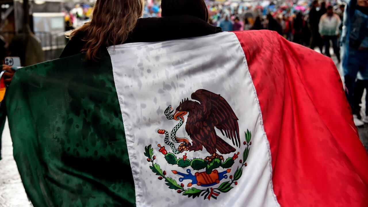 Mexicanos celebran la Independencia de México en el Zócalo capitalino