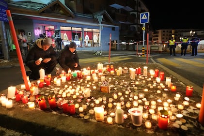 Cientos de personas homenajean a las víctimas de la tragedia de año nuevo en bar de Suiza