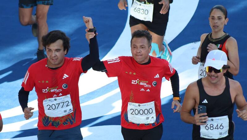 Pablo Lemus participa en carrera deportiva.