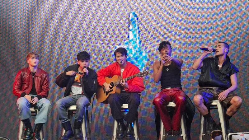 SANTOS BRAVOS en la listening party de DUAL