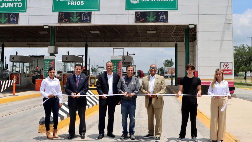 En el corte de listón participaron autoridades estatales y de John Deere.