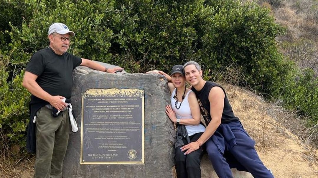 Christian Chávez y sus padres