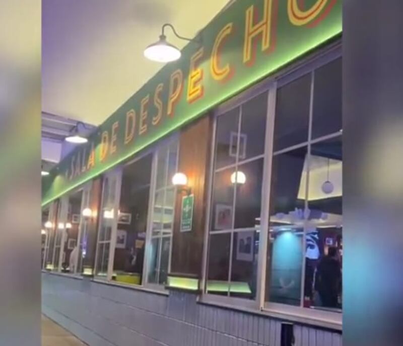 Las chicas acudieron al bar sin imaginar que la pasarían mal.