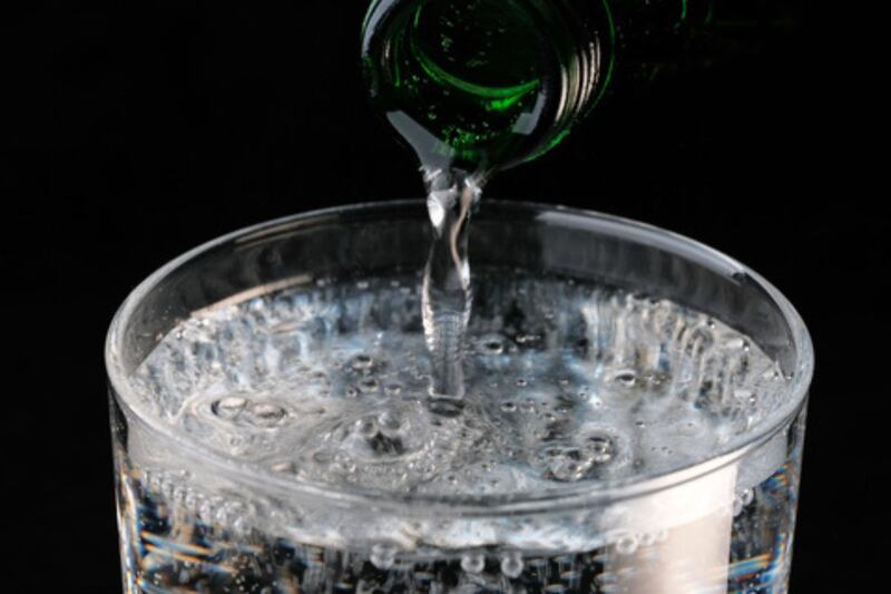 detectan químicos en el agua mineral embotellada.