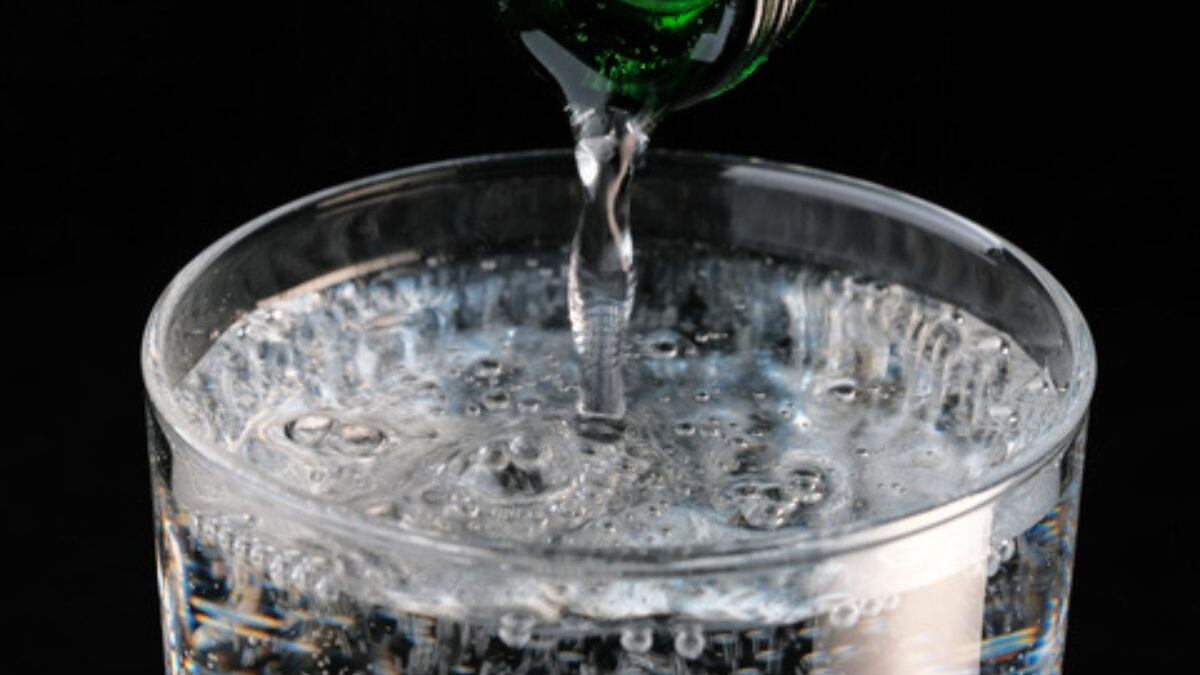 detectan químicos en el agua mineral embotellada.