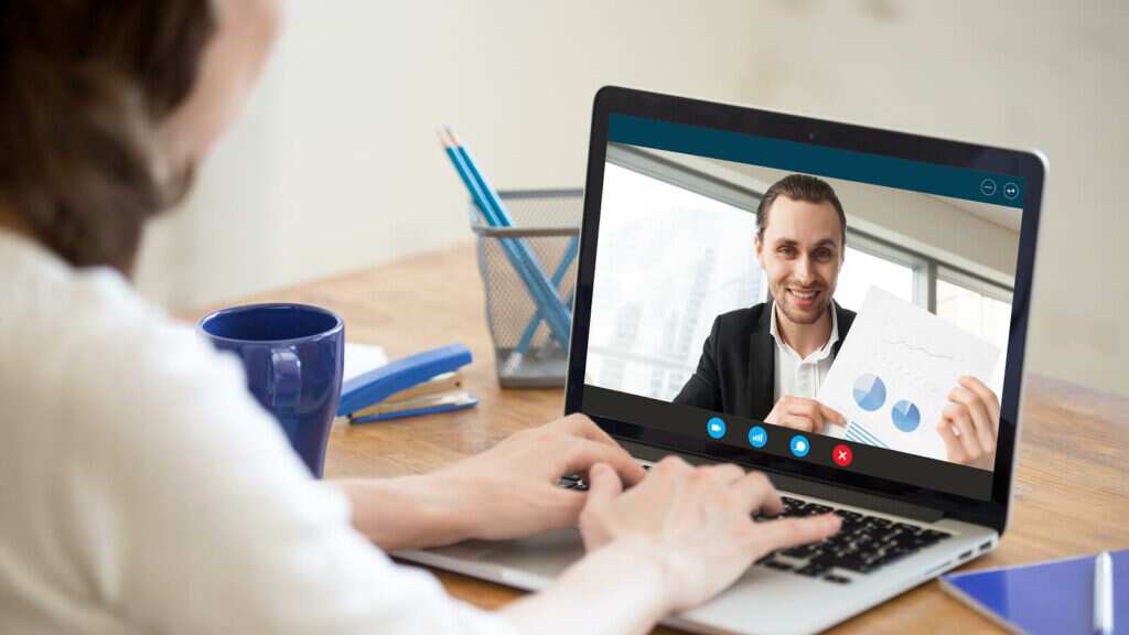 Hay poca vida. Acompáñala con una buena conversación.