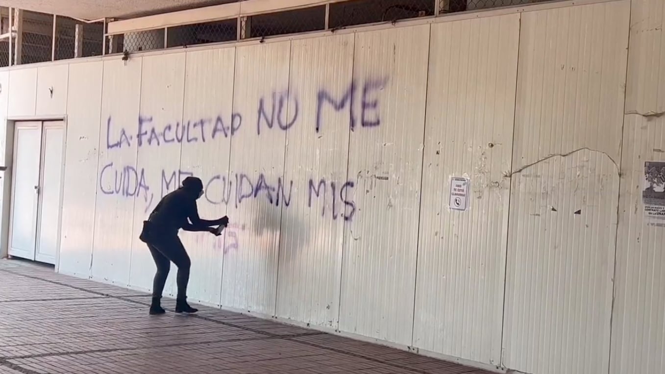 Mujeres encapuchadas realizan pintas en la Facultad de Medicina de la UNAM.