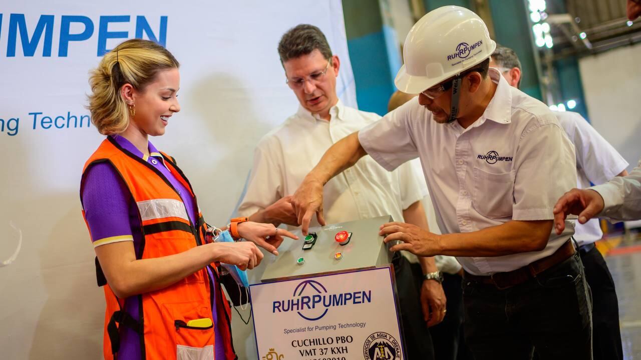La titular de AMAR a Nuevo León al momento de oprimir el botón para poner en marcha la elaboración de las bombas.
