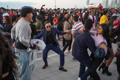 Veracruzanos reciben el año 2026 con baile junto a la playa.