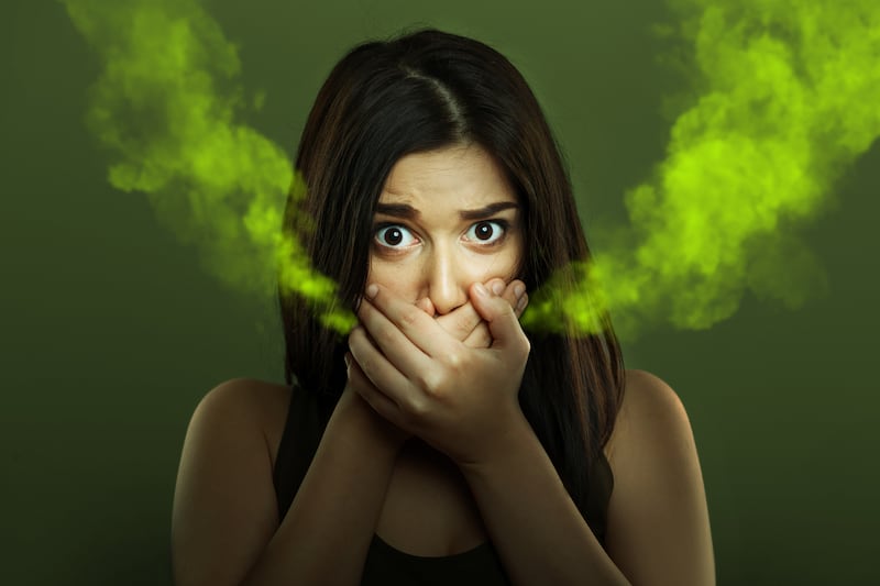 Todos alguna vez se han encontrado en la incomoda situación de sufrir un aroma desagradable en la boca, pero si se presenta seguido debes de tomar medidas para erradicarlo