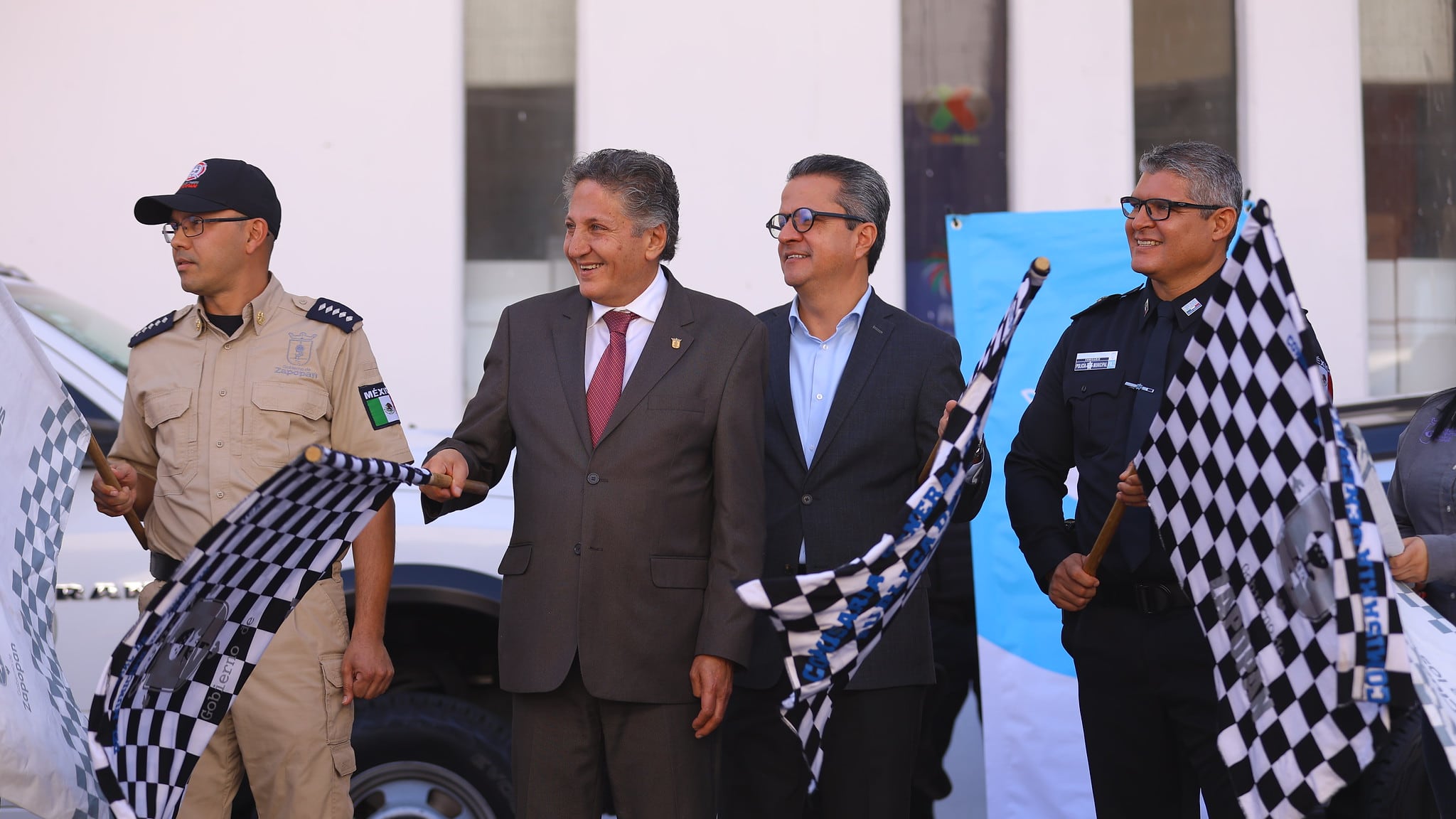 Con el objetivo de salvaguardar a la población durante las festividades navideñas, de fin de año y el periodo vacacional, el municipio de Zapopan dio inicio al Operativo Decembrino 2024. Este despliegue, que incluye a más de dos mil elementos de Protección Civil y Bomberos, la Comisaría General de Seguridad, el DIF Zapopan, la Dirección de Inspección y Vigilancia, y el OPD Servicios de Salud, se enfocará en mitigar riesgos asociados a accidentes, el descenso de temperaturas y el uso de pirotecnia.