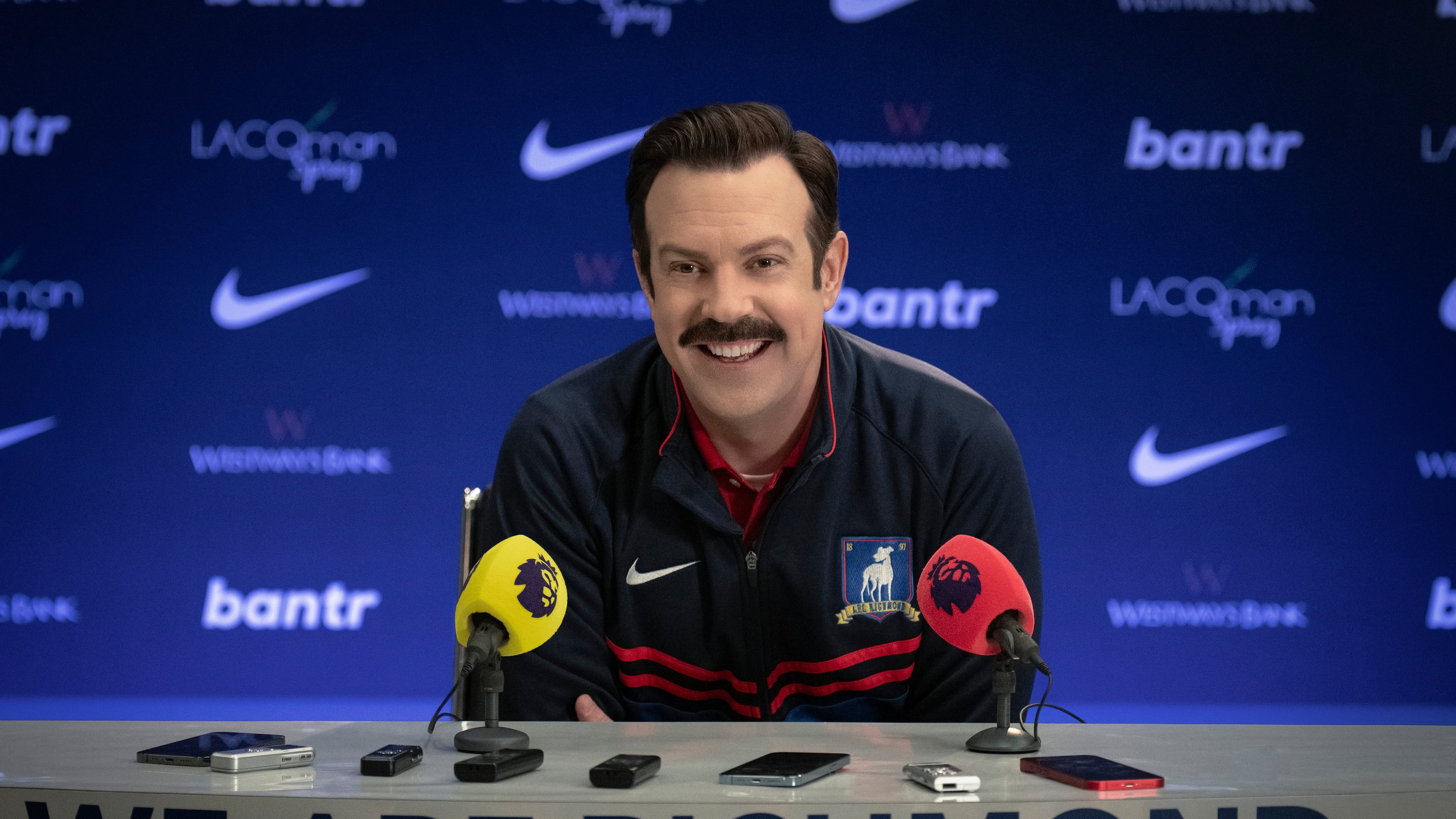 Después de sus históricas victorias consecutivas en los premios Emmy por sus primeras dos temporadas, Ted Lasso llega con más fuerza en la tercera temporada