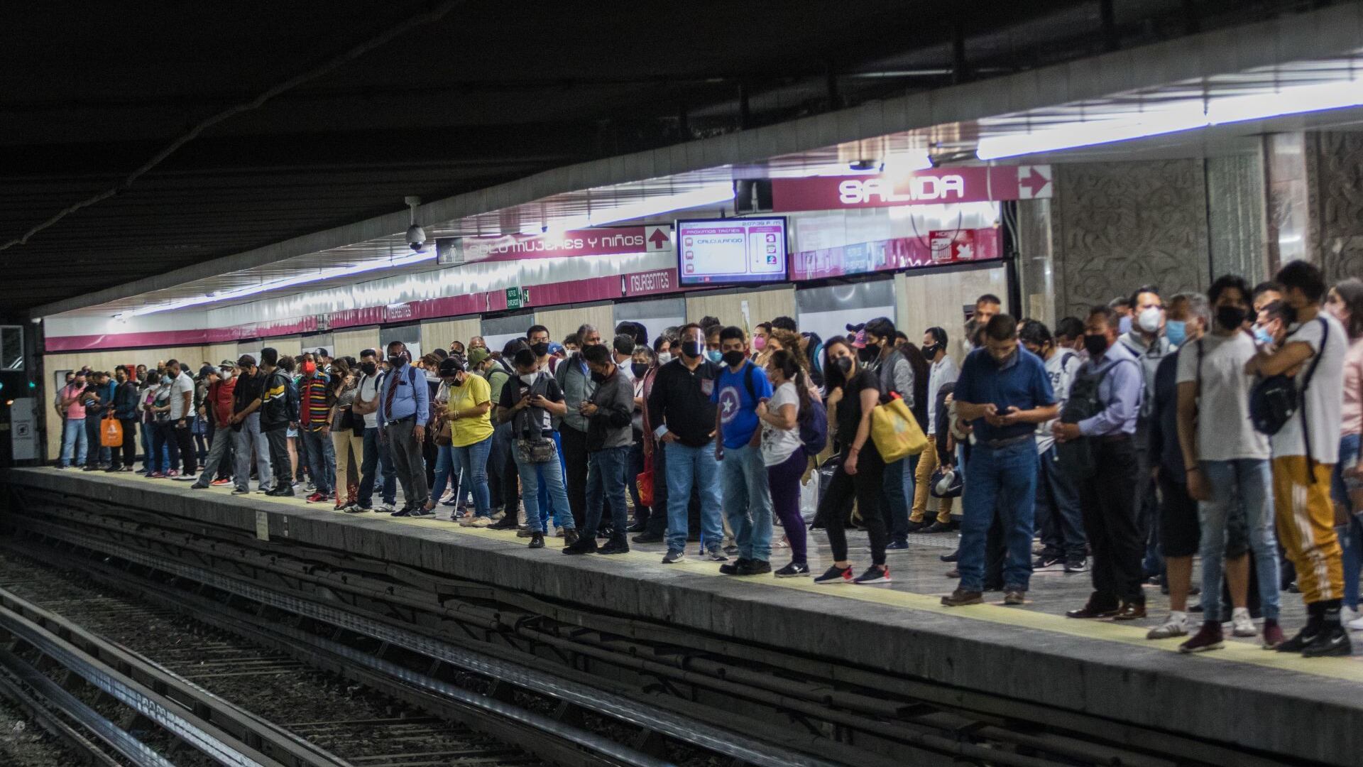 Metro CDMX: ¿Me pueden detener si se me cae algo a las vías? Sanciones y multas