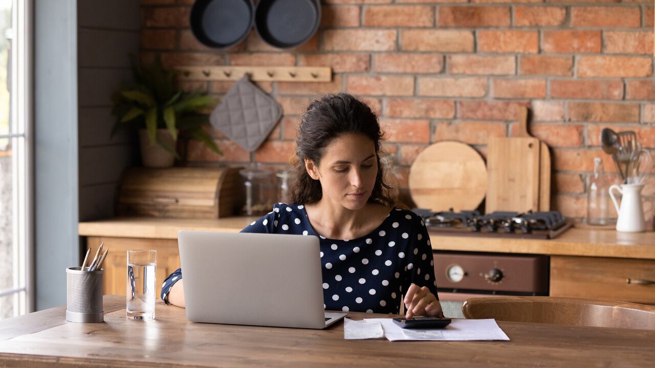 La capacidad de endeudamiento te dice cuánto dinero puedes pedir prestado, sin poner en peligro la estabilidad de tu bolsillo o los gasto prioritarios del hogar.