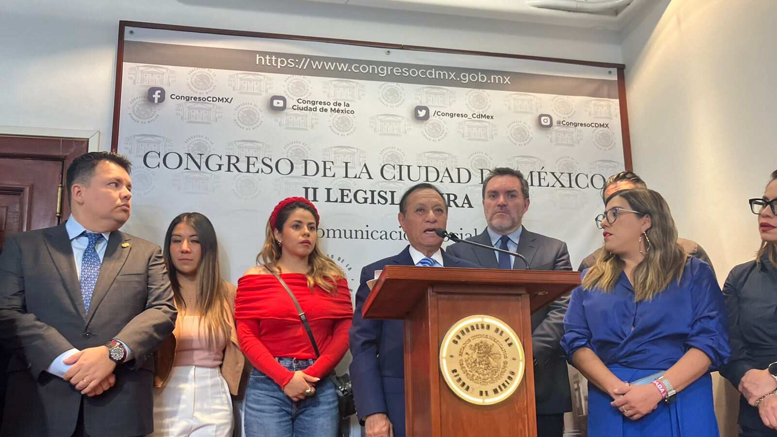 Emiliano Serrano acompañado de diputados locales de oposición.