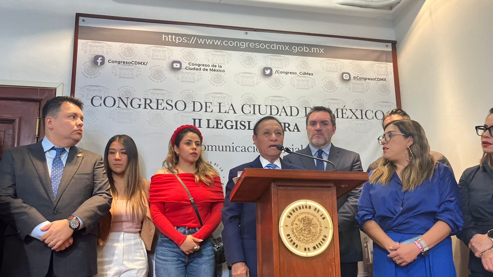 Emiliano Serrano acompañado de diputados locales de oposición.