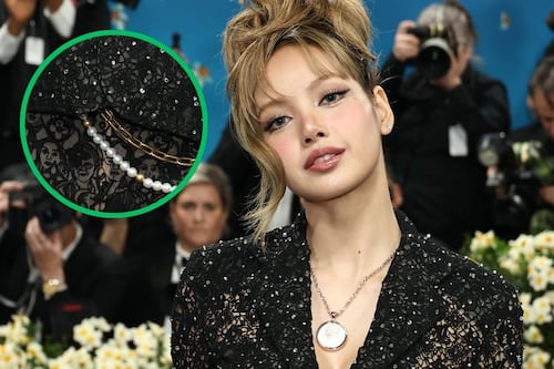 Tunden a Lisa de BLACKPINK por usar imagen de activista en su ropa interior en la Met Gala
