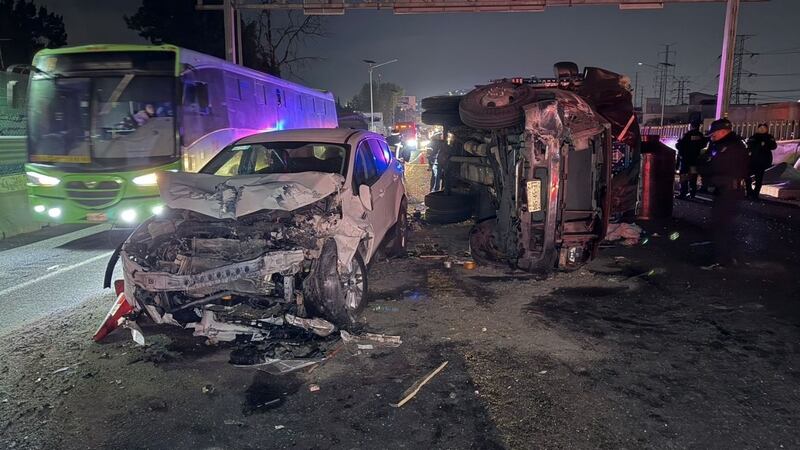 Choque y volcadura en la México-Pachuca dejan a un menor muerto; responsables huyeron del lugar