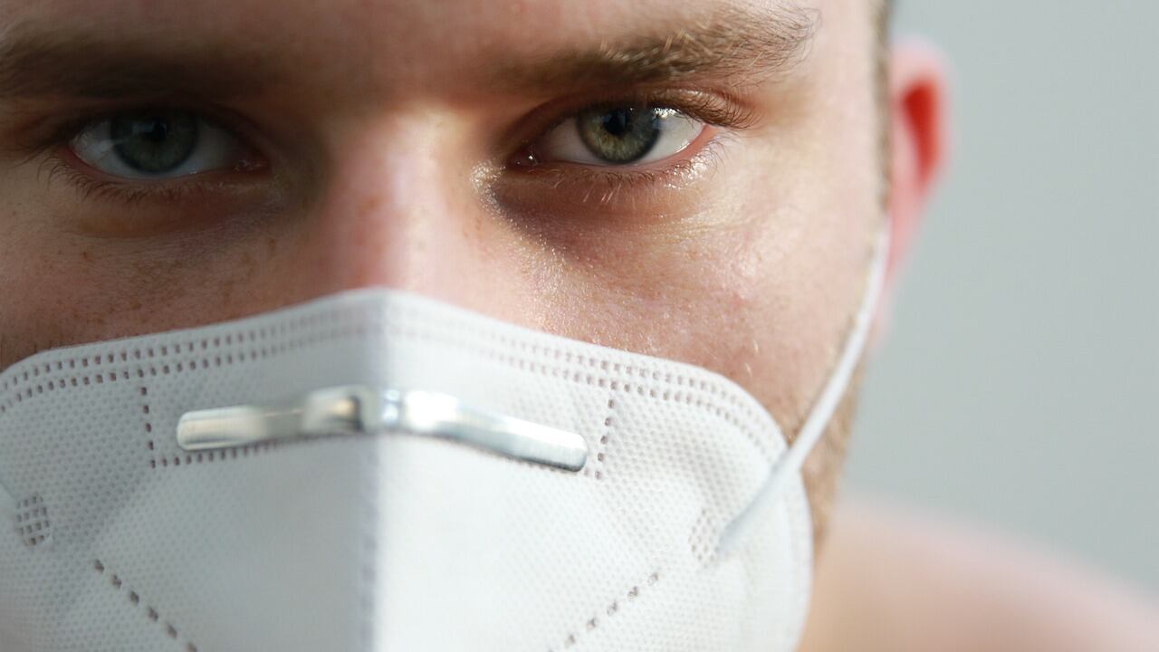 Las autoridades de salud han llamado a retomar el uso de cubrebocas. (Pixabay)