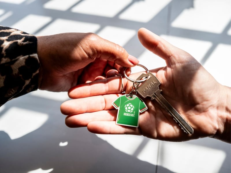 Personas intercambiando llaves de alojamiento Airbnb rumbo al Mundial 2026