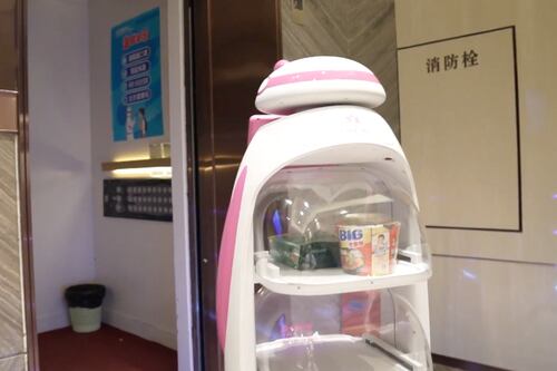 Robots reparten comida a residentes de China durante cuarentena