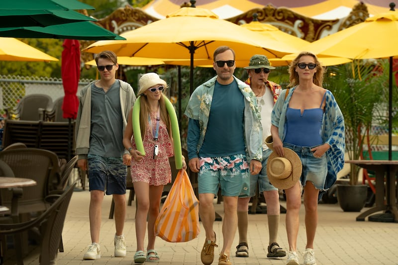 Bob Odenkirk es Hutch Mansell en Nadie 2, dirigida por Timo Tjahjanto.