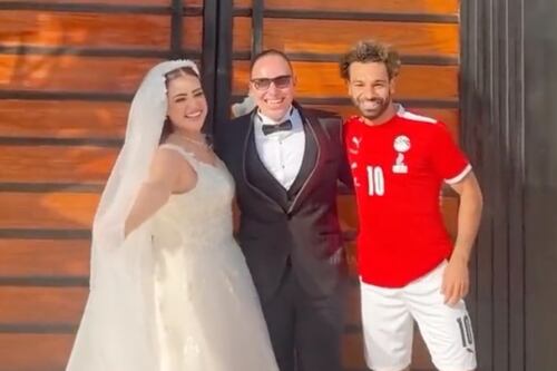 Mohamed Salah sorprende a pareja recién casada