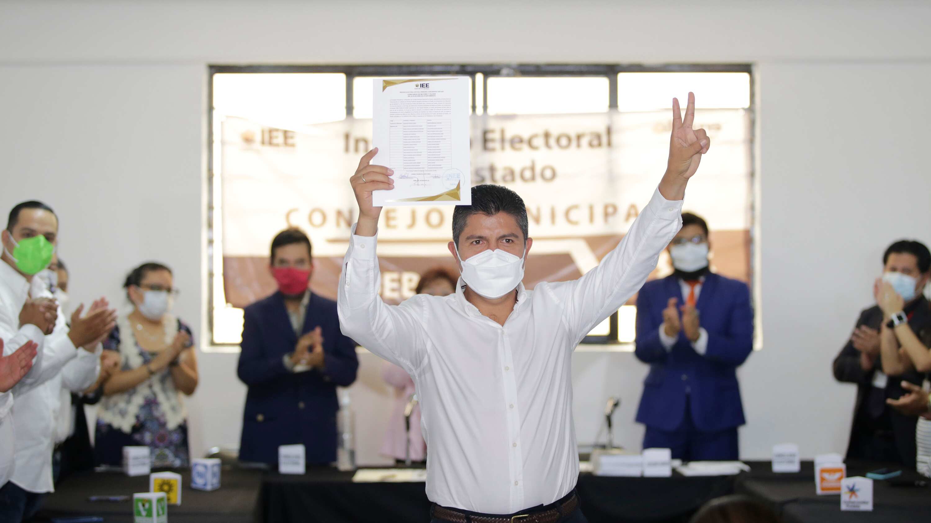 Recibe Eduardo Rivera constancia como alcalde electo