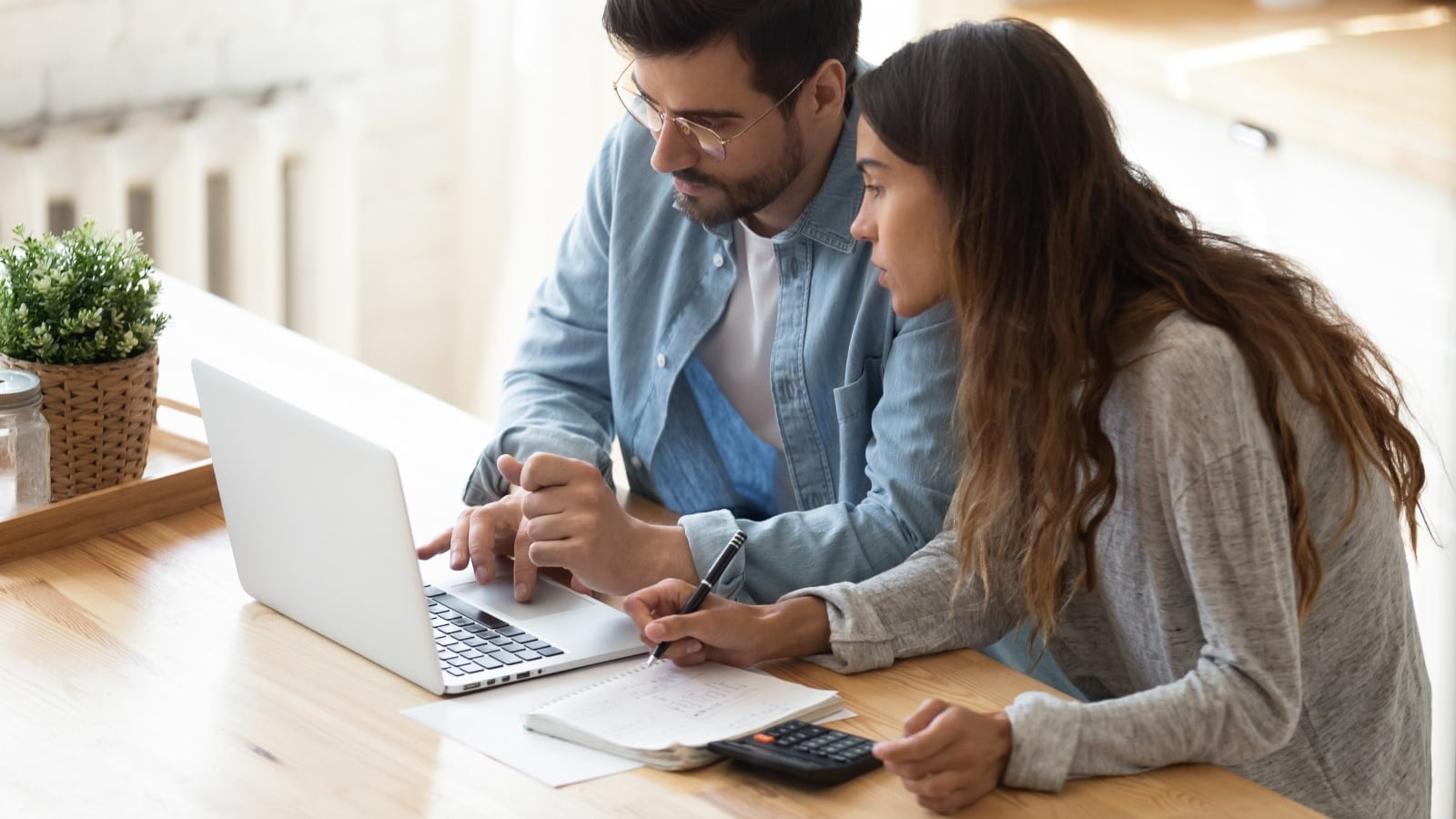 Aprovecha este 14 de febrero para hablar de dinero con tu pareja, establece metas comunes y evitar frases como lo “mío es tuyo” y “lo tuyo es mío” .