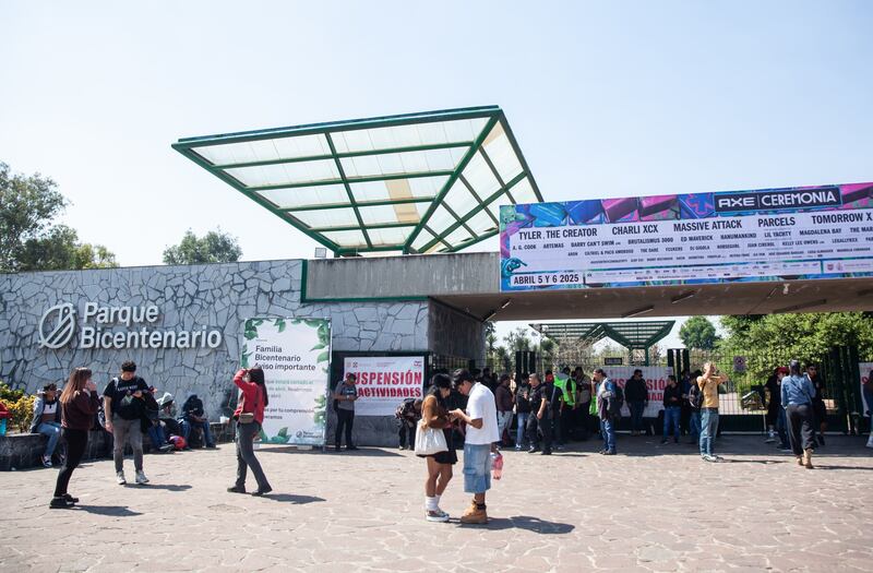 La alcaldía Miguel Hidalgo clausuró las puertas principales del Parque Bicentenario y las actividades del festival Axe Ceremonia luego de que colapsara una estructura metálica en el recinto dejando dos muertos.