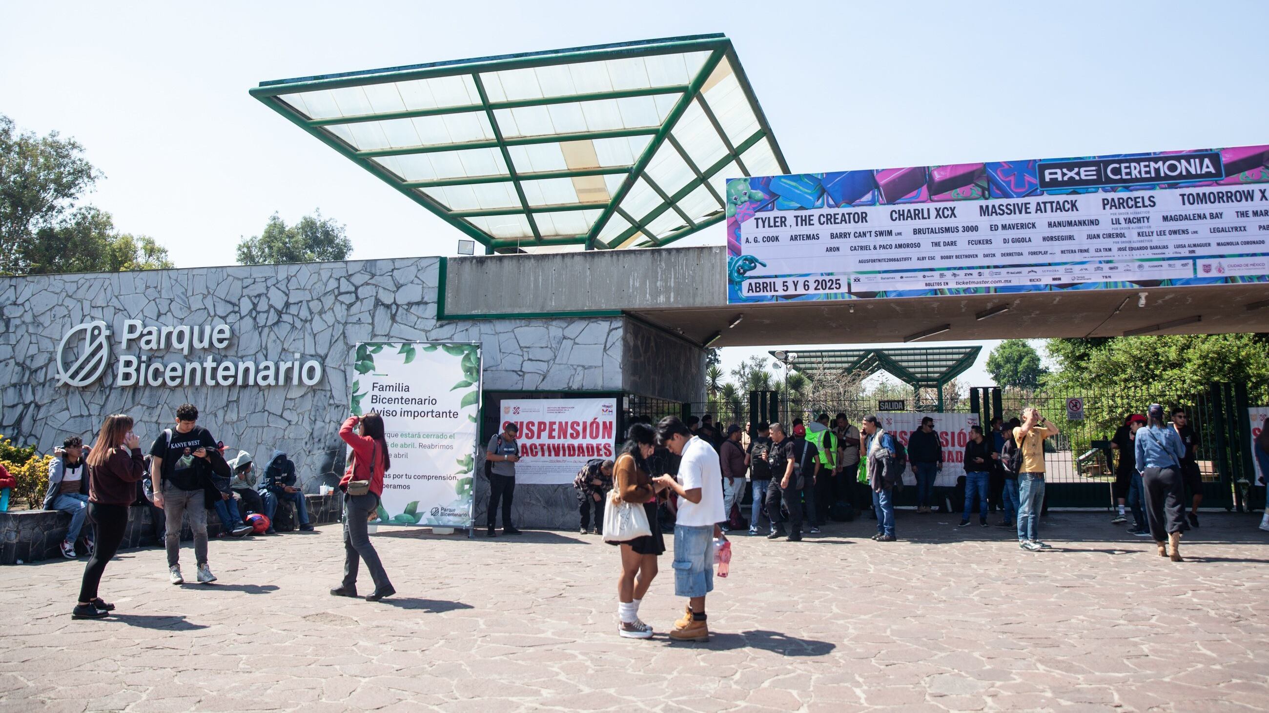 La alcaldía Miguel Hidalgo clausuró las puertas principales del Parque Bicentenario y las actividades del festival Axe Ceremonia luego de que colapsara una estructura metálica en el recinto dejando dos muertos.