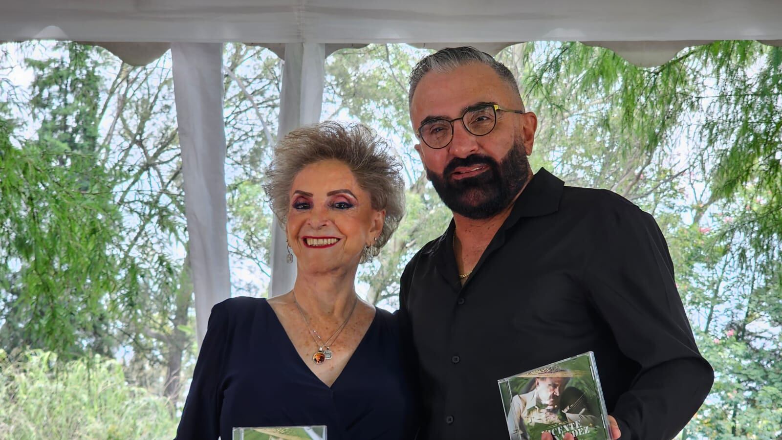 Presentan nuevo álbum de Vicente Fernández