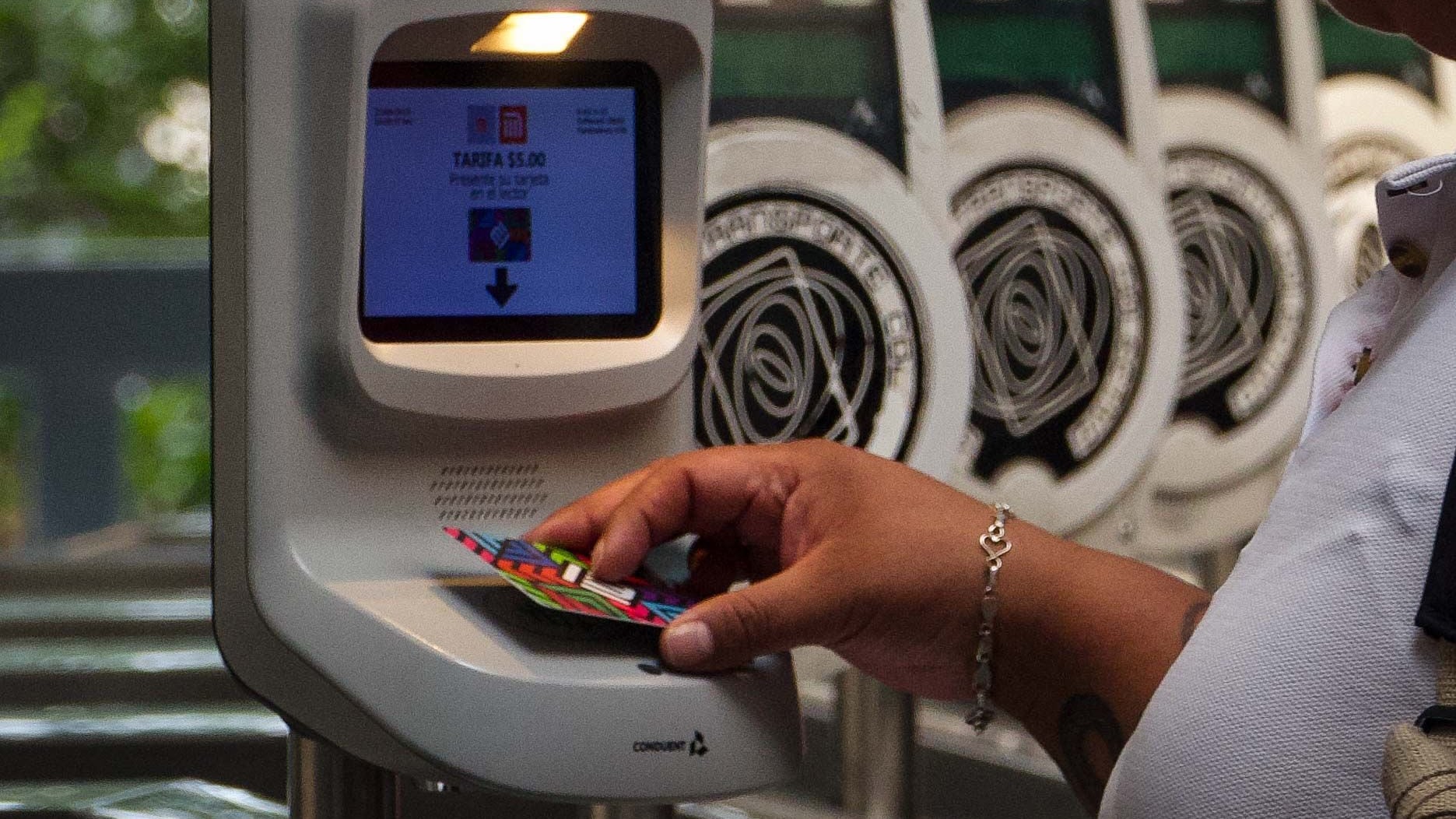 "No hay boletos”, líneas 4 y 6 anuncian acceso con Tarjeta de Movilidad Integrada