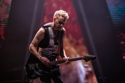 David Gahan, Martin Lee Gore y Andrew John Fletcher contagiaron a sus fanáticos con la energía de su gira ‘Memento Mori World Tour’, en la cual sorprendieron con temas como “Enjoy The Silence”, “Walking On My Shoes”, entre otros.