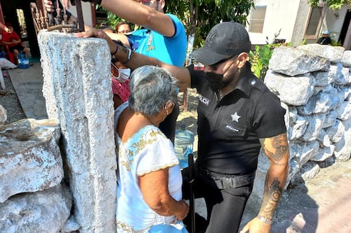 FOTOS: Ayuntamiento en Yucatán lleva strippers a mujeres para celebrar el Día de las Madres