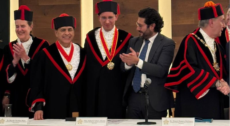 Roberto Velasco presentó su tesis ante una nómina de abogados excepcional.