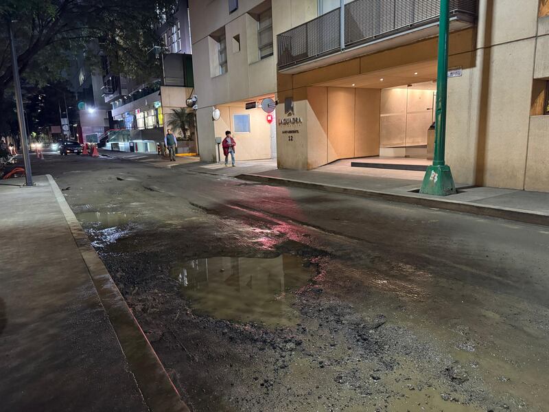 Enormes baches convierten calles de Polanco en una 'zona de guerra'
