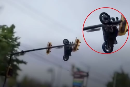 Video: Motocicleta termina colgando de un semáforo tras brutal choque