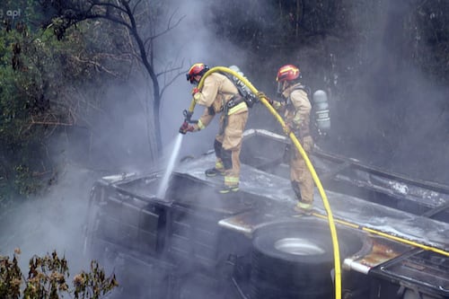 Avión se estrella en casa, desata incendio y acaba con la vida de dos personas