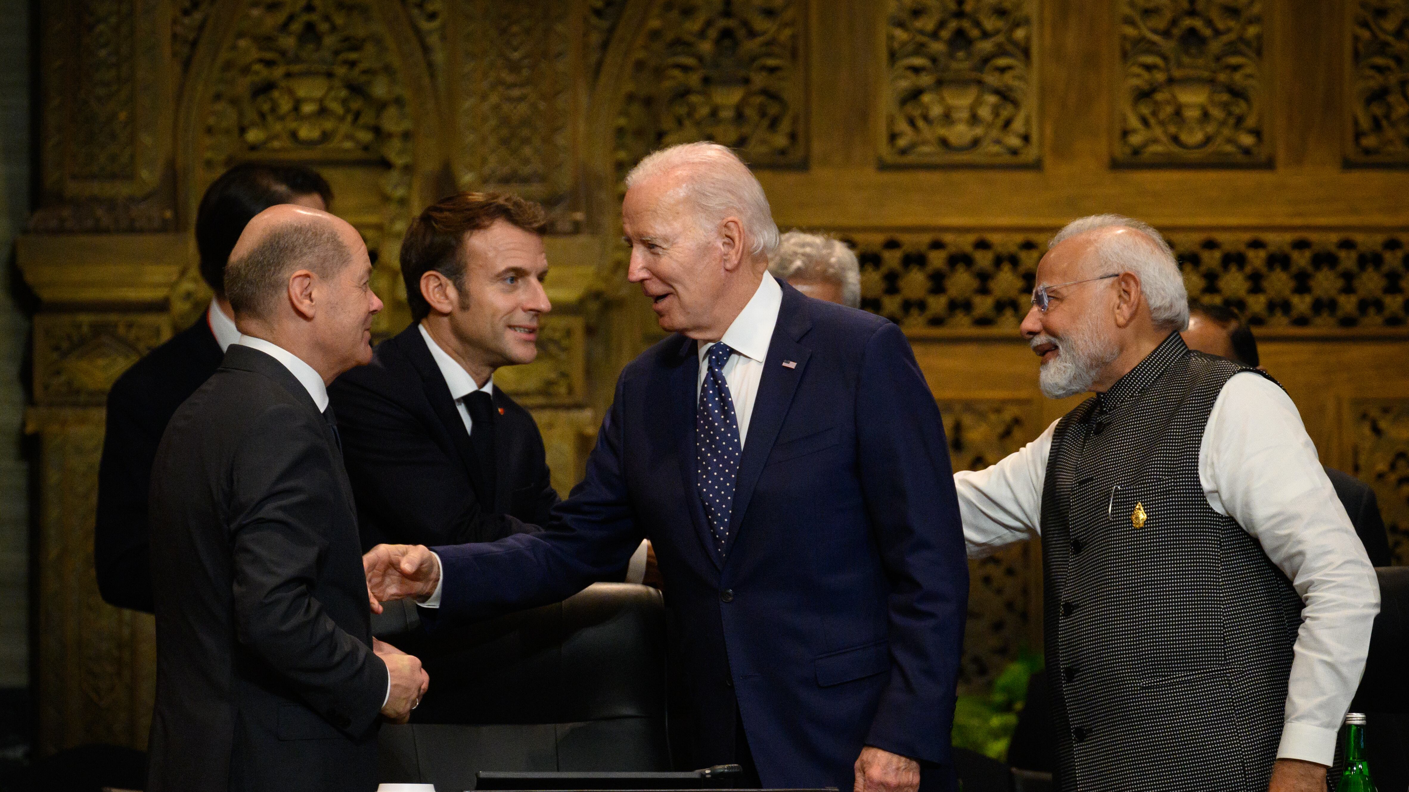 Izquierda a Derecha: El canciller Olaf Scholz de Alemania, el presidente Emmanuel Macron de Francia, el presidente Joe Biden de Estados Unidos y el primer ministro Narendra Modi de India conversan antes de una sesión de trabajo sobre seguridad alimentaria y energética  durante G20.