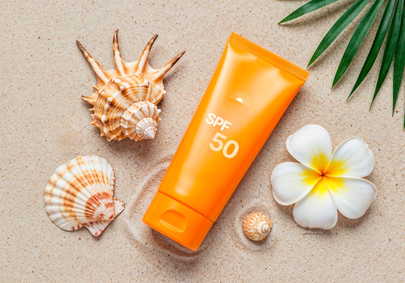 La exposición al sol aumenta durante las vacaciones, por lo que proteger la piel es fundamental