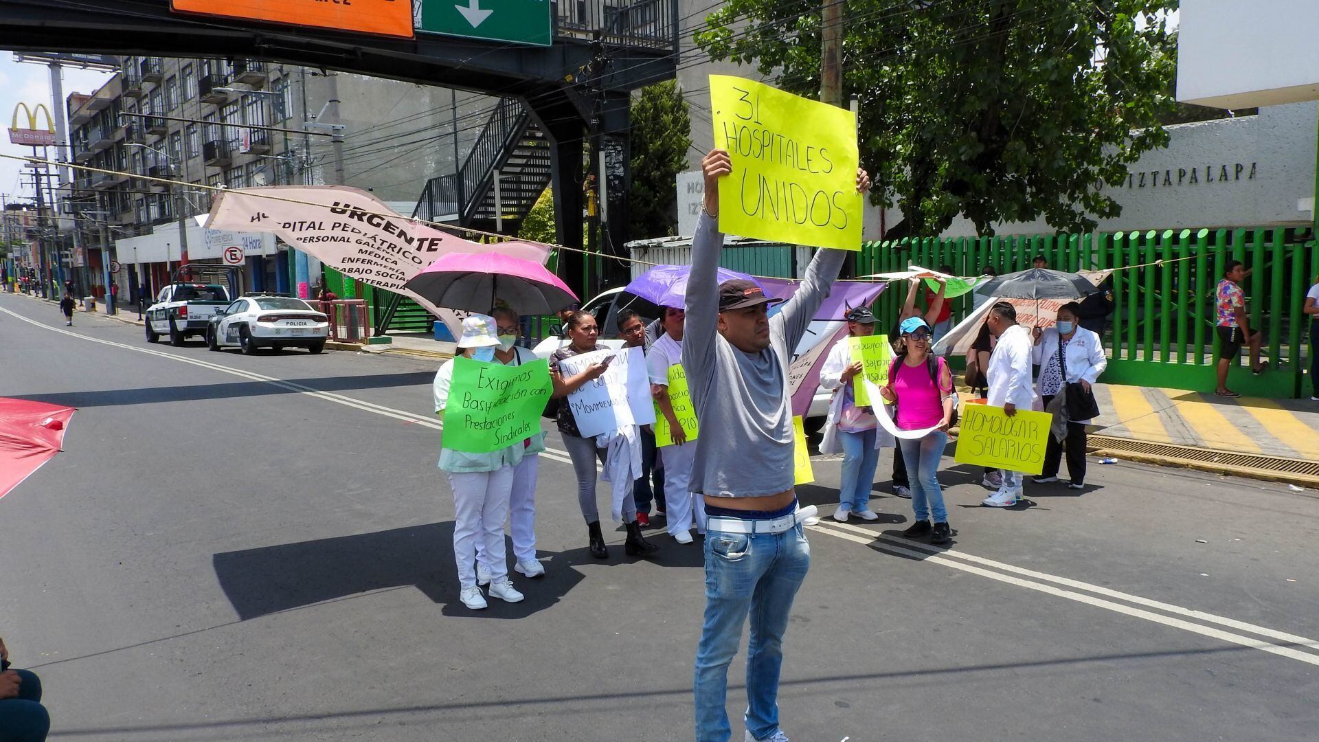 Protesta de médicos que trabajan en hospitales de la Ciudad de México por inconformidades en la transición al IMSS-Bienestar del 17 de julio.