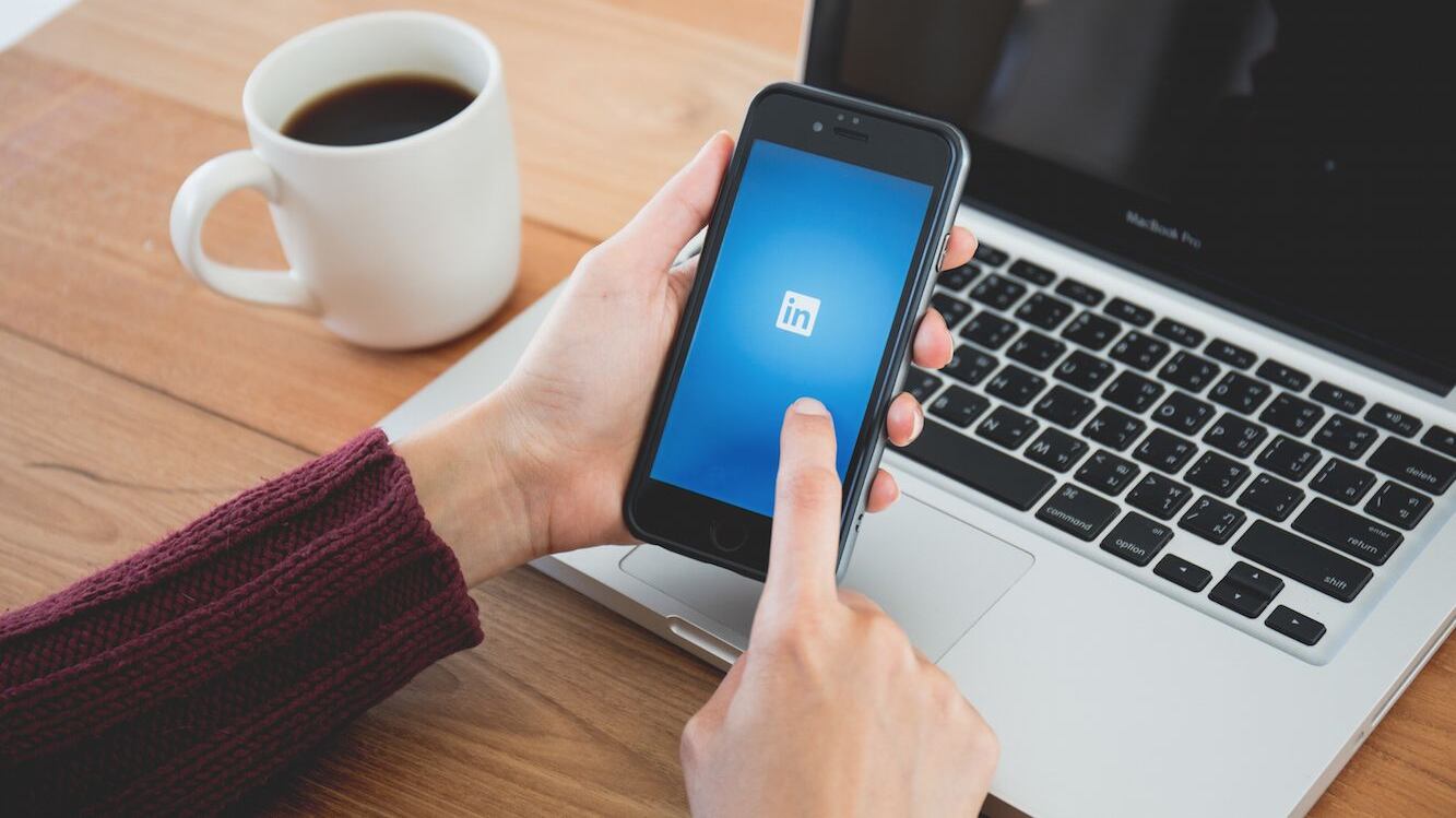Ahora la red social LinkedIn también ofrece soluciones de ventas dentro de su plataforma. | Dreamstime