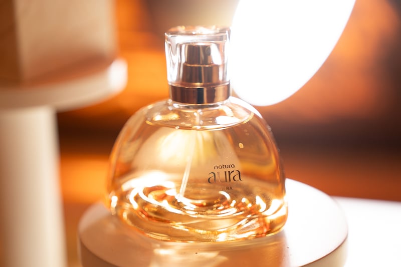 Elaborado con la codiciada Rosa Alba de Bulgaria, este Eau de Parfum conquista con su elegancia luminosa y su fijación prolongada. Conoce su origen, sus notas aromáticas y por qué será el nuevo sello personal de muchas mujeres.