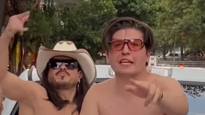 Con diminuta tanga el Rey Grupero abraza al Fofo Márquez para recrear escena del Titanic subidos en una pick up