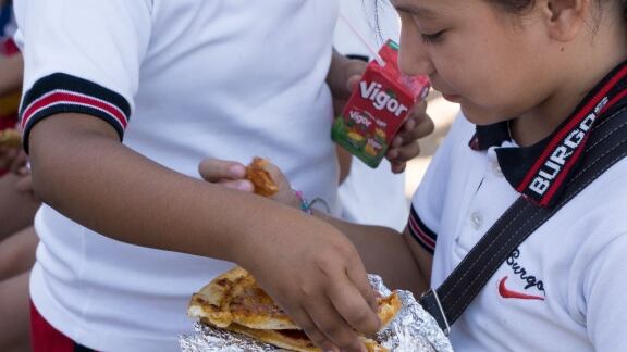 Venta de comida chatarra en escuelas.